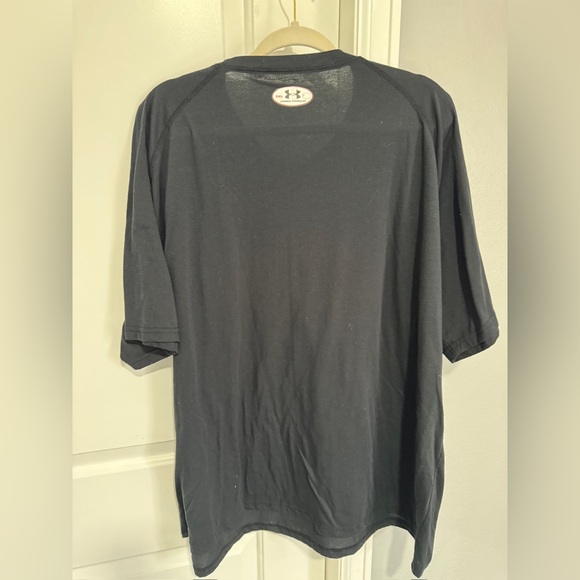 ⭐️SOLD⭐️ Men’s Under Armour T-Shirt - Picture 2 of 5